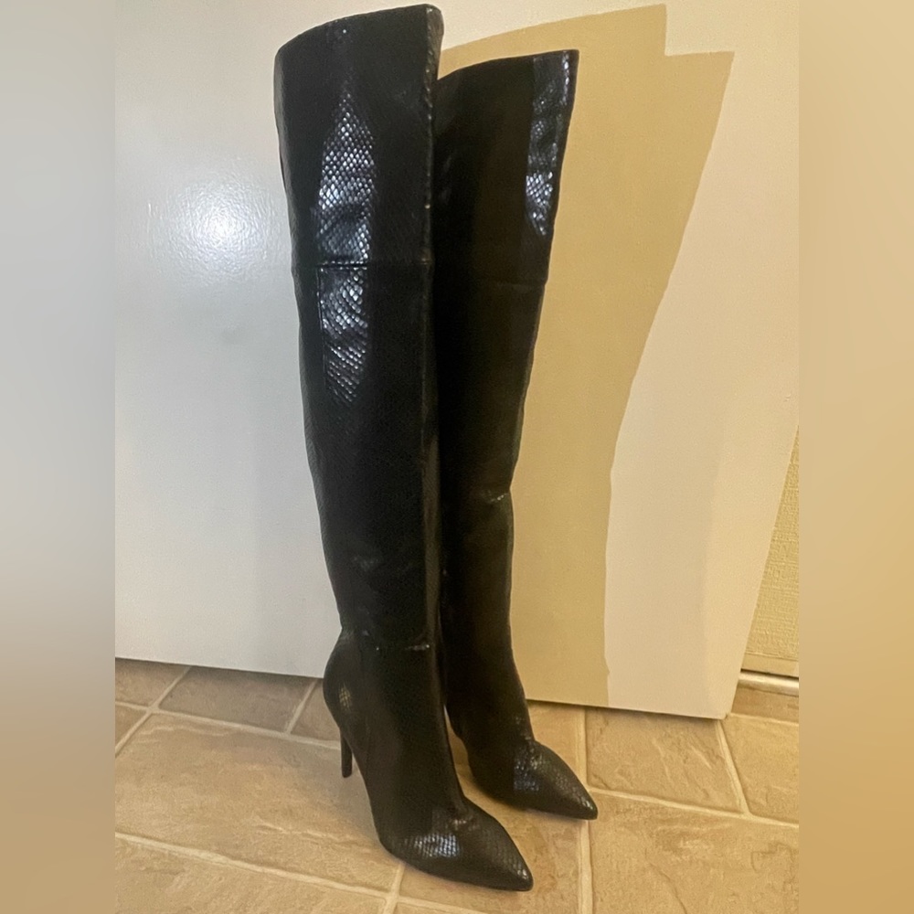 BCBG MAX AZRIA KNEE HIGH BOOTS.